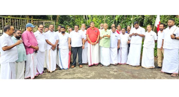 കേരളാ കോൺഗ്രസ് (എം) മണ്ഡലം പ്രസിഡന്റിനും കുടുംബത്തിനും നേരെ ആക്രമണം ; പ്രതികളെ ഉടന് അറസ്റ്റ് ചെയ്യണം – കുര്യൻ മടക്കൽ കേരളാ കോൺഗ്രസ് (എം) മണ്ഡലം പ്രസിഡന്റിനും കുടുംബത്തിനും നേരെ ആക്രമണം ; പ്രതികളെ ഉടന് അറസ്റ്റ് ചെയ്യണം – കുര്യൻ മടക്കൽ