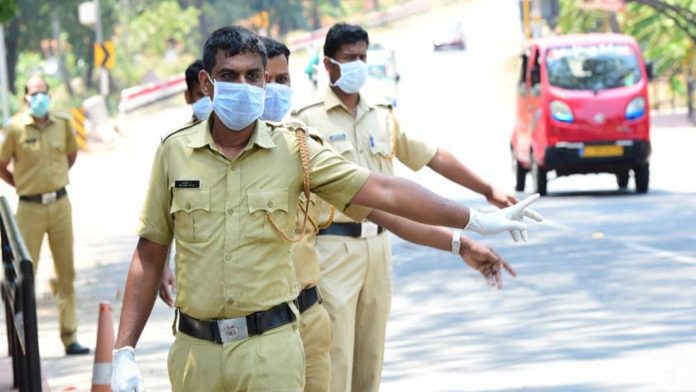 കൊച്ചിയിൽ വാഹന പരിശോധനക്കിടെ പോലീസ് ഉദ്യോഗസ്ഥർക്ക് മർദനമേറ്റു കൊച്ചിയിൽ വാഹന പരിശോധനക്കിടെ പോലീസ് ഉദ്യോഗസ്ഥർക്ക് മർദനമേറ്റു