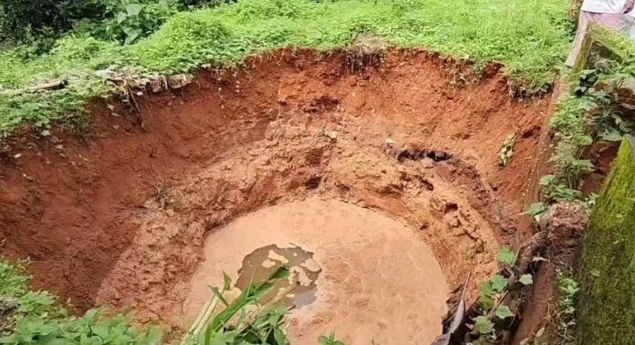 കനത്ത മഴയിൽ കണ്ണൂർ മലപ്പട്ടത്ത് കിണർ ഇടിഞ്ഞുതാണു കനത്ത മഴയിൽ കണ്ണൂർ മലപ്പട്ടത്ത് കിണർ ഇടിഞ്ഞുതാണു