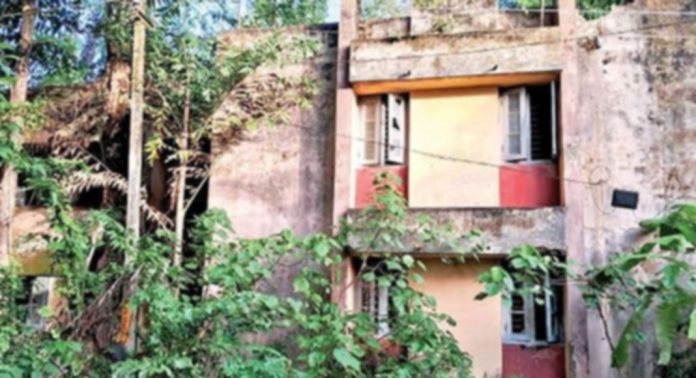 ജീർണിച്ച് നിലംപൊത്താറായ അവസ്ഥയില് കായംകുളത്തെ പോലീസ് ക്വാർട്ടേഴ്സുകൾ ജീർണിച്ച് നിലംപൊത്താറായ അവസ്ഥയില് കായംകുളത്തെ പോലീസ് ക്വാർട്ടേഴ്സുകൾ