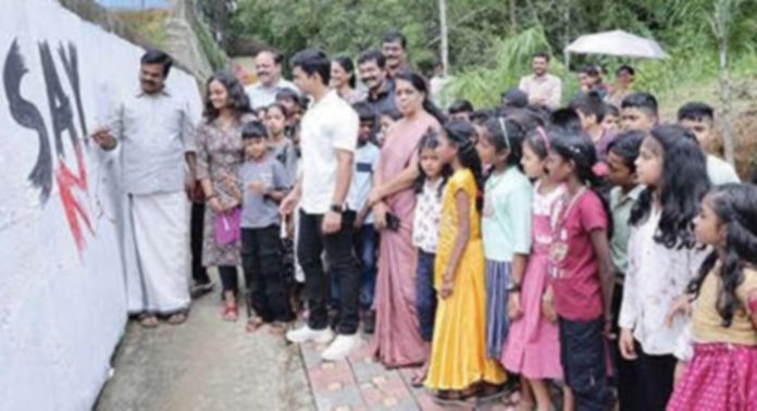 വാഴമുട്ടം നാഷണൽ സ്കൂളിലെ കുട്ടികളുടെ നേതൃത്വത്തിൽ ലഹരിവിരുദ്ധ ചുവർചിത്ര രചന സംഘടിപ്പിച്ചു വാഴമുട്ടം നാഷണൽ സ്കൂളിലെ കുട്ടികളുടെ നേതൃത്വത്തിൽ ലഹരിവിരുദ്ധ ചുവർചിത്ര രചന സംഘടിപ്പിച്ചു