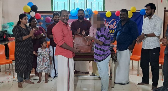 കൊയിലാണ്ടി ആശാനികേതനിലെ കുട്ടികള്ക്ക് ഡി.വൈ.എഫ്.ഐ ബാഗുകള് നല്കി കൊയിലാണ്ടി ആശാനികേതനിലെ കുട്ടികള്ക്ക് ഡി.വൈ.എഫ്.ഐ ബാഗുകള് നല്കി