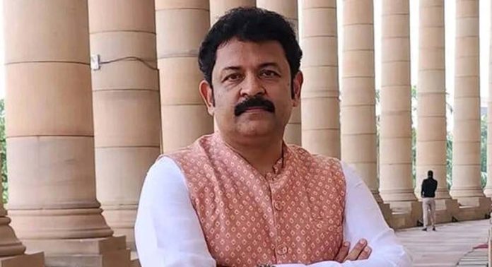 തെളിവുകൾ ഇല്ലാതാകുമ്പോൾ ജീവനക്കാർ ജാതി കാർഡ് ഇറക്കുന്നുവെന്ന് നടനും ബിജെപി നേതാവുമായ ജി കൃഷ്ണകുമാർ തെളിവുകൾ ഇല്ലാതാകുമ്പോൾ ജീവനക്കാർ ജാതി കാർഡ് ഇറക്കുന്നുവെന്ന് നടനും ബിജെപി നേതാവുമായ ജി കൃഷ്ണകുമാർ