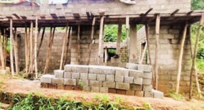 കുമ്പനാട് കിഴക്കേ വെള്ളിക്കര കോളനിയിലെ അങ്കണവാടി നിർമാണം പാതിവഴിയില് കുമ്പനാട് കിഴക്കേ വെള്ളിക്കര കോളനിയിലെ അങ്കണവാടി നിർമാണം പാതിവഴിയില്