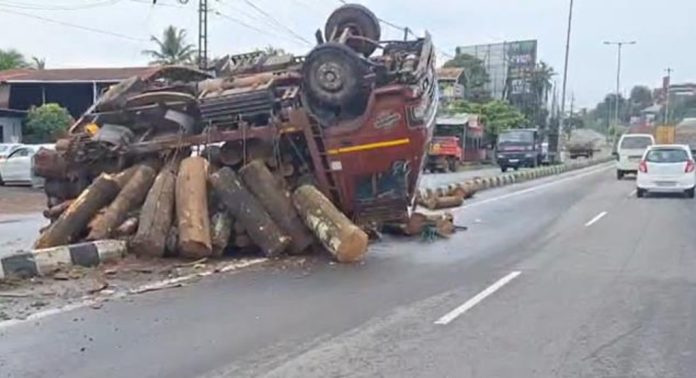 ദേശീയപാതയിൽ തടിലോറി നിയന്ത്രണം വിട്ട് മറിഞ്ഞ് രണ്ടുപേർക്ക് പരിക്ക് ദേശീയപാതയിൽ തടിലോറി നിയന്ത്രണം വിട്ട് മറിഞ്ഞ് രണ്ടുപേർക്ക് പരിക്ക്