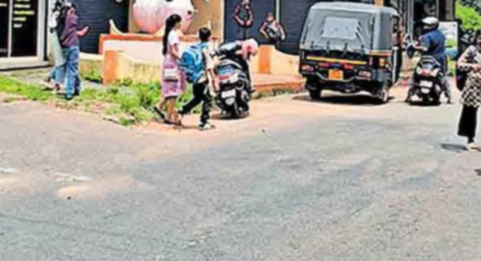 ചുങ്കപ്പാറ – ചാലാപ്പള്ളി റോഡിൽ സീബ്രാ ലൈൻ ഇല്ല ; വലഞ്ഞ് യാത്രക്കാര് ചുങ്കപ്പാറ – ചാലാപ്പള്ളി റോഡിൽ സീബ്രാ ലൈൻ ഇല്ല ; വലഞ്ഞ് യാത്രക്കാര്