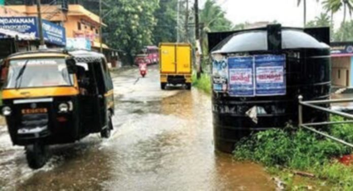 മലയാലപ്പുഴ ക്ഷേത്രത്തിന് വടക്കേനടയ്ക്കുസമീപം റോഡിലെ വെള്ളക്കെട്ട് ജനങ്ങള്ക്ക് ദുരിതമാകുന്നു മലയാലപ്പുഴ ക്ഷേത്രത്തിന് വടക്കേനടയ്ക്കുസമീപം റോഡിലെ വെള്ളക്കെട്ട് ജനങ്ങള്ക്ക് ദുരിതമാകുന്നു