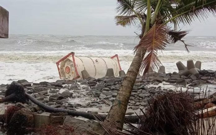 വാന് ഹായ് 503 കപ്പലിലേതെന്നു കരുതുന്ന ഇന്ധനടാങ്കര് അമ്പലപ്പുഴ തീരത്ത് അടിഞ്ഞു വാന് ഹായ് 503 കപ്പലിലേതെന്നു കരുതുന്ന ഇന്ധനടാങ്കര് അമ്പലപ്പുഴ തീരത്ത് അടിഞ്ഞു