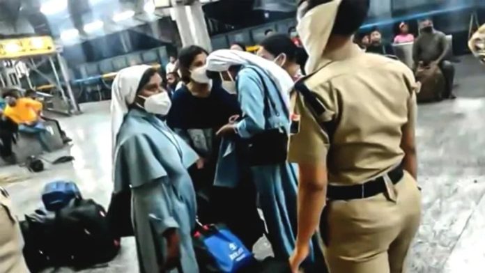 മതപരിവർത്തനം ആരോപിച്ച് ഒഡിഷയിൽ ബജ്റംഗ്ദൾ പ്രവർത്തകർ കന്യാസ്ത്രീയെ ആക്രമിച്ചു ; മർദനം ട്രെയിനിൽനിന്ന് പിടിച്ചിറക്കി മതപരിവർത്തനം ആരോപിച്ച് ഒഡിഷയിൽ ബജ്റംഗ്ദൾ പ്രവർത്തകർ കന്യാസ്ത്രീയെ ആക്രമിച്ചു ; മർദനം ട്രെയിനിൽനിന്ന് പിടിച്ചിറക്കി