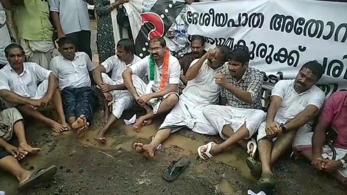 ഗതാഗതക്കുരുക്കിനെതിരെ ചെളിയിൽ കുത്തിയിരുന്ന് ചാലക്കുടി എംഎൽഎയുടെ പ്രതിഷേധം ഗതാഗതക്കുരുക്കിനെതിരെ ചെളിയിൽ കുത്തിയിരുന്ന് ചാലക്കുടി എംഎൽഎയുടെ പ്രതിഷേധം