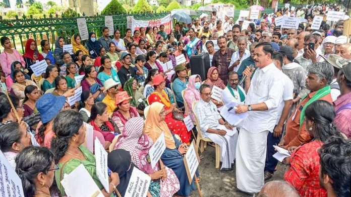 പി.എ.സി.എൽ നിക്ഷേപത്തട്ടിപ്പ് : ഇരകൾക്കൊപ്പം നിൽക്കാതെ സർക്കാർ പി.എ.സി.എൽ നിക്ഷേപത്തട്ടിപ്പ് : ഇരകൾക്കൊപ്പം നിൽക്കാതെ സർക്കാർ