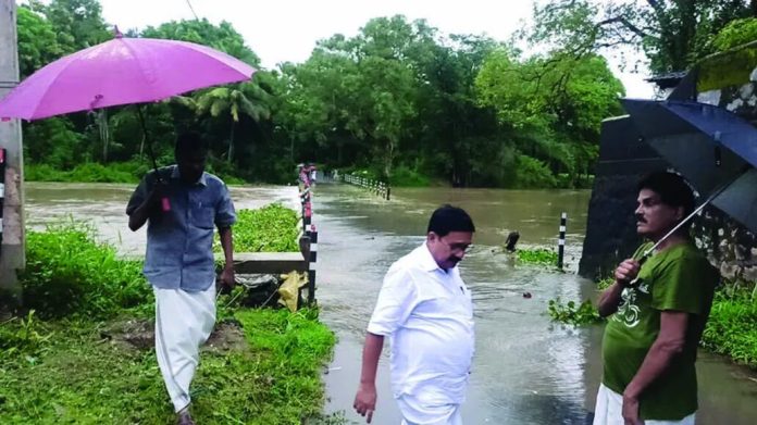 പാലക്കാട് മീങ്കര ഡാമിന്റെ ഷട്ടർ തുറന്നതോടെ ആലമ്പള്ളം പാലത്തിൽ ഗതാഗത നിയന്ത്രണം ഏർപ്പെടുത്തി പാലക്കാട് മീങ്കര ഡാമിന്റെ ഷട്ടർ തുറന്നതോടെ ആലമ്പള്ളം പാലത്തിൽ ഗതാഗത നിയന്ത്രണം ഏർപ്പെടുത്തി