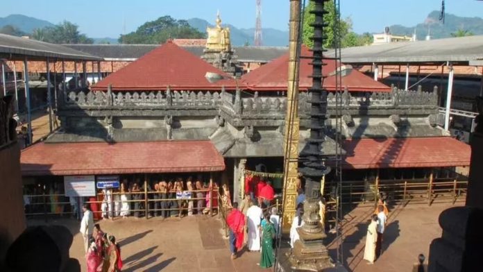 മൂകാംബികദേവിയ്ക്ക് കാണിക്കയായി ഒന്നേകാൽക്കോടിയുടെ സ്വർണമുഖം മൂകാംബികദേവിയ്ക്ക് കാണിക്കയായി ഒന്നേകാൽക്കോടിയുടെ സ്വർണമുഖം