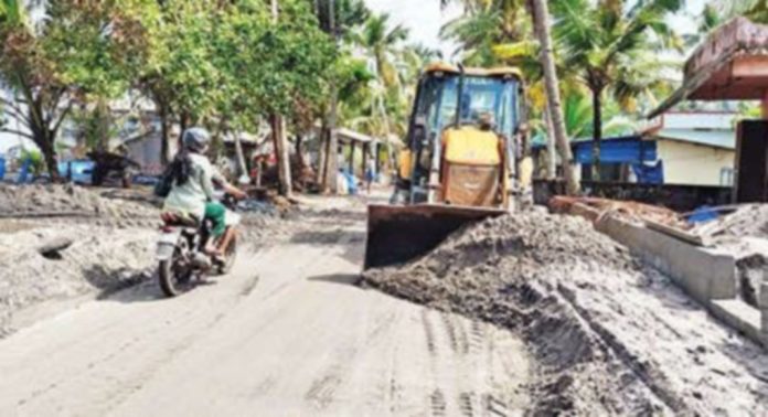 തൃക്കുന്നപ്പുഴ-വലിയഴീക്കൽ റോഡിൽ അടിഞ്ഞുകൂടിയ മണൽ പൊതുമരാമത്ത് വകുപ്പിന്റെ നേതൃത്വത്തിൽ നീക്കി തൃക്കുന്നപ്പുഴ-വലിയഴീക്കൽ റോഡിൽ അടിഞ്ഞുകൂടിയ മണൽ പൊതുമരാമത്ത് വകുപ്പിന്റെ നേതൃത്വത്തിൽ നീക്കി