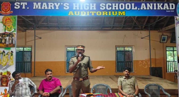 ആനിക്കാട് സെൻ്റ് മേരീസ് ഹൈസ്കൂളിൽ ലഹരി വിരുദ്ധ പ്രതിജ്ഞയും ബോധവത്ക്കരണ ക്ലാസും നടത്തി ആനിക്കാട് സെൻ്റ് മേരീസ് ഹൈസ്കൂളിൽ ലഹരി വിരുദ്ധ പ്രതിജ്ഞയും ബോധവത്ക്കരണ ക്ലാസും നടത്തി