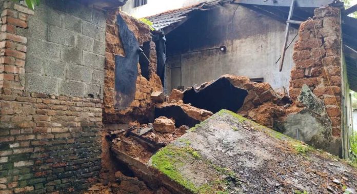 കോന്നിയിൽ കനത്ത മഴയിൽ വീടിന്റെ അടുക്കള തകർന്നു വീണു കോന്നിയിൽ കനത്ത മഴയിൽ വീടിന്റെ അടുക്കള തകർന്നു വീണു