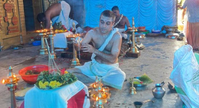 കൈപ്പട്ടൂർ വയലാവടക്ക് ഇണ്ടിള്ളയപ്പൻ ക്ഷേത്രത്തിൽ ദേവപ്രശ്നത്തിൽ കണ്ട ദോഷ പരിഹാരത്തിന് ആദ്യ പൂജ നടന്നു കൈപ്പട്ടൂർ വയലാവടക്ക് ഇണ്ടിള്ളയപ്പൻ ക്ഷേത്രത്തിൽ ദേവപ്രശ്നത്തിൽ കണ്ട ദോഷ പരിഹാരത്തിന് ആദ്യ പൂജ നടന്നു