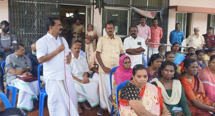 പരുന്തുംപാറയിൽ നിരോധനാജ്ഞ ഏർപ്പെടുത്തിയ കളക്ടറുടെ നടപടിക്കെതിരെ സി.പി.എം ഇടുക്കി ജില്ലാ സെക്രട്ടറി സി.വി. വർഗ്ഗീസ് പരുന്തുംപാറയിൽ നിരോധനാജ്ഞ ഏർപ്പെടുത്തിയ കളക്ടറുടെ നടപടിക്കെതിരെ സി.പി.എം ഇടുക്കി ജില്ലാ സെക്രട്ടറി സി.വി. വർഗ്ഗീസ്