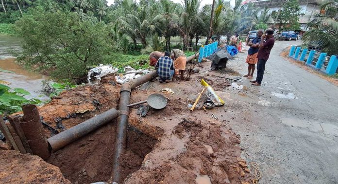 അത്തിക്കയം കൊച്ചുപാലത്തിലെ അപ്രോച്ച് റോഡ് തകര്ന്ന സംഭവത്തില് വാട്ടര് അതോറിറ്റിയുടെ പൈപ്പ് ഇടുന്ന ജോലികള് പൂര്ത്തിയായി അത്തിക്കയം കൊച്ചുപാലത്തിലെ അപ്രോച്ച് റോഡ് തകര്ന്ന സംഭവത്തില് വാട്ടര് അതോറിറ്റിയുടെ പൈപ്പ് ഇടുന്ന ജോലികള് പൂര്ത്തിയായി