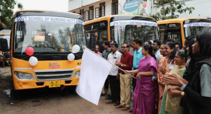 സംസ്ഥാനത്തെ 5 നഴ്സിംഗ് സ്കൂളുകള്ക്കും 3 ജെപിഎച്ച്എന് ട്രെയിനിംഗ് സെന്ററുകള്ക്കും അനുവദിച്ച ബസുകളുടെ ഫ്ളാഗ് ഓഫ് ആരോഗ്യ വകുപ്പ് മന്ത്രി വീണാ ജോര്ജ് നിര്വഹിച്ചു സംസ്ഥാനത്തെ 5 നഴ്സിംഗ് സ്കൂളുകള്ക്കും 3 ജെപിഎച്ച്എന് ട്രെയിനിംഗ് സെന്ററുകള്ക്കും അനുവദിച്ച ബസുകളുടെ ഫ്ളാഗ് ഓഫ് ആരോഗ്യ വകുപ്പ് മന്ത്രി വീണാ ജോര്ജ് നിര്വഹിച്ചു