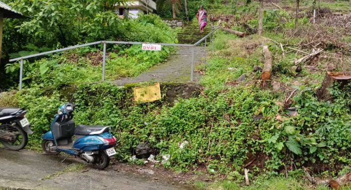 അത്തിക്കയം വില്ലേജ് ഓഫീസിന് സമീപം അപകടകരമായ നിലയില് നിന്ന മരം മുറിച്ചു നീക്കി അത്തിക്കയം വില്ലേജ് ഓഫീസിന് സമീപം അപകടകരമായ നിലയില് നിന്ന മരം മുറിച്ചു നീക്കി