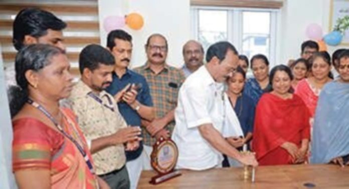 ഓമല്ലൂർ ഗ്രാമപ്പഞ്ചായത്തിലെ നവീകരിച്ച എ.ഇ. ഓഫീസ് ഉദ്ഘാടനം ചെയ്തു ഓമല്ലൂർ ഗ്രാമപ്പഞ്ചായത്തിലെ നവീകരിച്ച എ.ഇ. ഓഫീസ് ഉദ്ഘാടനം ചെയ്തു