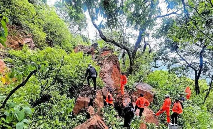 ഗൂഡല്ലൂർ-ഊട്ടി ദേശീയപാതയിൽ ഭീഷണിയായി പാറക്കല്ല് ; രാത്രിയിൽ ഒറ്റവരി വാഹനങ്ങൾ കടത്തിവിടും ഗൂഡല്ലൂർ-ഊട്ടി ദേശീയപാതയിൽ ഭീഷണിയായി പാറക്കല്ല് ; രാത്രിയിൽ ഒറ്റവരി വാഹനങ്ങൾ കടത്തിവിടും