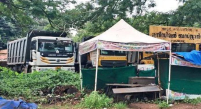 പറക്കോട് ബസ് സ്റ്റാൻഡില് സ്വകാര്യ വാഹനങ്ങളുടെ പാർക്കിംഗ് പറക്കോട് ബസ് സ്റ്റാൻഡില് സ്വകാര്യ വാഹനങ്ങളുടെ പാർക്കിംഗ്