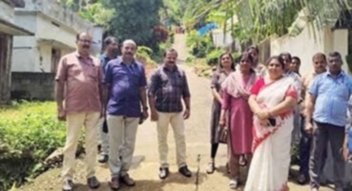 ലക്ഷം വീട് ഉന്നതിയിൽ മഴവെള്ളപ്പാച്ചിലിൽ മണ്ണൊലിപ്പ് ഉണ്ടാകുന്നത് പരിശോധിക്കുന്നതിനായി ഉദ്യോഗസ്ഥ സംഘം എത്തി ലക്ഷം വീട് ഉന്നതിയിൽ മഴവെള്ളപ്പാച്ചിലിൽ മണ്ണൊലിപ്പ് ഉണ്ടാകുന്നത് പരിശോധിക്കുന്നതിനായി ഉദ്യോഗസ്ഥ സംഘം എത്തി