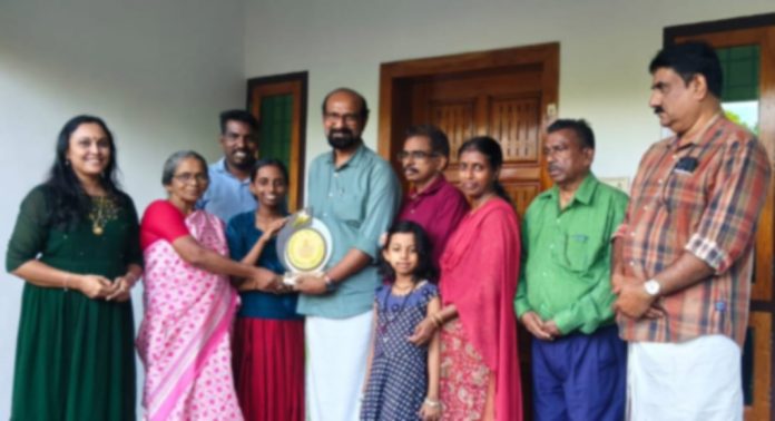 സ്കൂൾ പ്രവേശനോത്സവ ഗാനം രചിച്ച ഭദ്രാ ഹരിയെ ജില്ലാ ശിശുക്ഷേമ സമിതി ആദരിച്ചു സ്കൂൾ പ്രവേശനോത്സവ ഗാനം രചിച്ച ഭദ്രാ ഹരിയെ ജില്ലാ ശിശുക്ഷേമ സമിതി ആദരിച്ചു