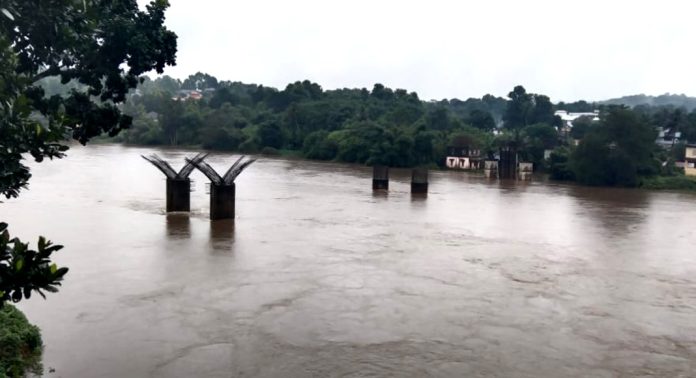 കനത്ത മഴ – പമ്പാനദിയിൽ ജലനിരപ്പ് ഉയരുന്നു – റാന്നിയില് ആശങ്ക – എയ്ഞ്ചല്വാലി, അറയാഞ്ഞിലിമൺ, കുരുമ്പൻമൂഴി, മുക്കം കോസ് വേകൾ വെള്ളത്തില് കനത്ത മഴ – പമ്പാനദിയിൽ ജലനിരപ്പ് ഉയരുന്നു – റാന്നിയില് ആശങ്ക – എയ്ഞ്ചല്വാലി, അറയാഞ്ഞിലിമൺ, കുരുമ്പൻമൂഴി, മുക്കം കോസ് വേകൾ വെള്ളത്തില്