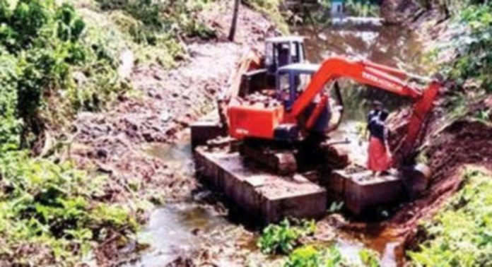 മാലിന്യം നീക്കി ; മുട്ടാർ നീർച്ചാലിലൂടെ വെള്ളം ഒഴുകിത്തുടങ്ങി മാലിന്യം നീക്കി ; മുട്ടാർ നീർച്ചാലിലൂടെ വെള്ളം ഒഴുകിത്തുടങ്ങി