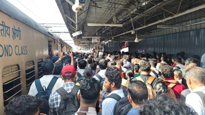 പാലക്കാട് പുതിയതായി അനുവദിച്ച ട്രെയിനിന് ഭാരതാംബയുടെ ചിത്രം വച്ച് സ്വീകരണം പാലക്കാട് പുതിയതായി അനുവദിച്ച ട്രെയിനിന് ഭാരതാംബയുടെ ചിത്രം വച്ച് സ്വീകരണം