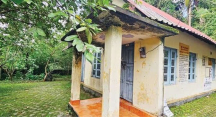 കാലപ്പഴക്കംച്ചെന്ന കെട്ടിടത്തിൽ പ്രവർത്തിക്കുന്ന പെരിങ്ങനാട് മലമുകൾ കുടുംബാരോഗ്യ ഉപകേന്ദ്രം മാറ്റി പ്രവർത്തിക്കാത്തതിൽ പ്രതിഷേധവുമായി ഗ്രാമപ്പഞ്ചായത്തംഗങ്ങൾ കാലപ്പഴക്കംച്ചെന്ന കെട്ടിടത്തിൽ പ്രവർത്തിക്കുന്ന പെരിങ്ങനാട് മലമുകൾ കുടുംബാരോഗ്യ ഉപകേന്ദ്രം മാറ്റി പ്രവർത്തിക്കാത്തതിൽ പ്രതിഷേധവുമായി ഗ്രാമപ്പഞ്ചായത്തംഗങ്ങൾ