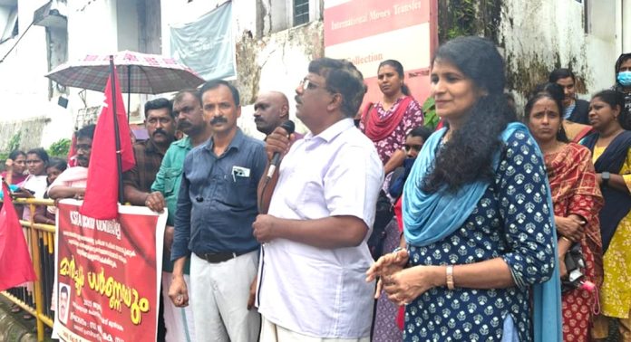 കേരള സ്കൂൾ ടീച്ചേഴ്സ് അസോസിയേഷന്റെ നേത്രുത്വത്തില് റാന്നിയില് പ്രതിഷേധ ധർണ നടത്തി കേരള സ്കൂൾ ടീച്ചേഴ്സ് അസോസിയേഷന്റെ നേത്രുത്വത്തില് റാന്നിയില് പ്രതിഷേധ ധർണ നടത്തി