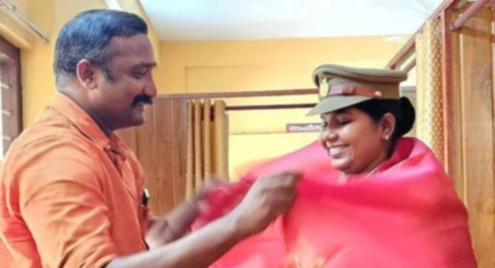 വനിതാ ഇൻസ്പെക്ടറായി നിയമിതയായ അൻസി ഉസ്മാനെ വെണ്മണി ഗ്രാമപഞ്ചായത്ത് അംഗം മനോജ് എം.മുരളി ആദരിച്ചു വനിതാ ഇൻസ്പെക്ടറായി നിയമിതയായ അൻസി ഉസ്മാനെ വെണ്മണി ഗ്രാമപഞ്ചായത്ത് അംഗം മനോജ് എം.മുരളി ആദരിച്ചു