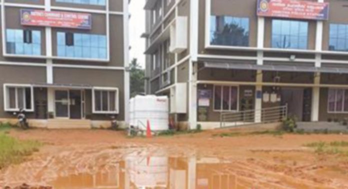 ചെളിയും വെള്ളക്കെട്ടും നിറഞ്ഞ് പത്തനംതിട്ട വനിതാ പോലീസ് സ്റ്റേഷന് പാത ചെളിയും വെള്ളക്കെട്ടും നിറഞ്ഞ് പത്തനംതിട്ട വനിതാ പോലീസ് സ്റ്റേഷന് പാത