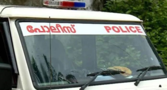 പന്തളം ദേശസാൽകൃത ബാങ്കിന് മുമ്പിൽ ആത്മഹത്യാ ഭീഷണി മുഴക്കി വൃദ്ധന് പന്തളം ദേശസാൽകൃത ബാങ്കിന് മുമ്പിൽ ആത്മഹത്യാ ഭീഷണി മുഴക്കി വൃദ്ധന്