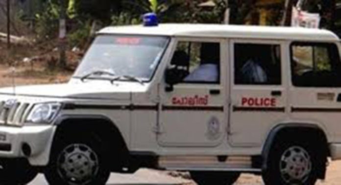 അടച്ചിട്ട വീട് കുത്തിത്തുറന്ന് 20 പവന് സ്വര്ണവും പണവും ഇലക്ട്രോണിക് ഉപകരണങ്ങളും കവര്ന്ന കേസില് കൊടുംക്രിമിനല് ഉള്പ്പെടെ രണ്ടുപേരെ പോലീസ് അറസ്റ്റ് ചെയ്തു അടച്ചിട്ട വീട് കുത്തിത്തുറന്ന് 20 പവന് സ്വര്ണവും പണവും ഇലക്ട്രോണിക് ഉപകരണങ്ങളും കവര്ന്ന കേസില് കൊടുംക്രിമിനല് ഉള്പ്പെടെ രണ്ടുപേരെ പോലീസ് അറസ്റ്റ് ചെയ്തു