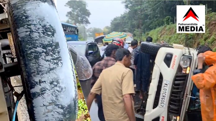 മൊട്ട ടയറുമായി പെരുമഴയത്ത് – ചിറ്റാര് പോലീസ് സ്റ്റേഷനിലെ വാഹനം മണിമലയില് മറിഞ്ഞു മൊട്ട ടയറുമായി പെരുമഴയത്ത് – ചിറ്റാര് പോലീസ് സ്റ്റേഷനിലെ വാഹനം മണിമലയില് മറിഞ്ഞു