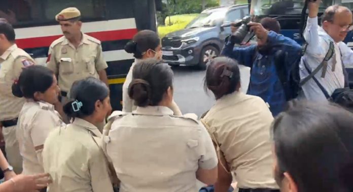 എസ്എഫ്ഐ പലസ്തീന് ഐക്യദാര്ഢ്യ മാര്ച്ച് തടഞ്ഞ് ഡൽഹി പോലീസ് എസ്എഫ്ഐ പലസ്തീന് ഐക്യദാര്ഢ്യ മാര്ച്ച് തടഞ്ഞ് ഡൽഹി പോലീസ്