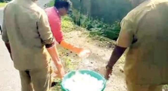 റോഡിലൂടെ കക്കൂസ് മാലിന്യം ഒഴുക്കി ; ക്ലോറിനേഷൻ നടത്തി പന്തളം നഗരസഭ റോഡിലൂടെ കക്കൂസ് മാലിന്യം ഒഴുക്കി ; ക്ലോറിനേഷൻ നടത്തി പന്തളം നഗരസഭ