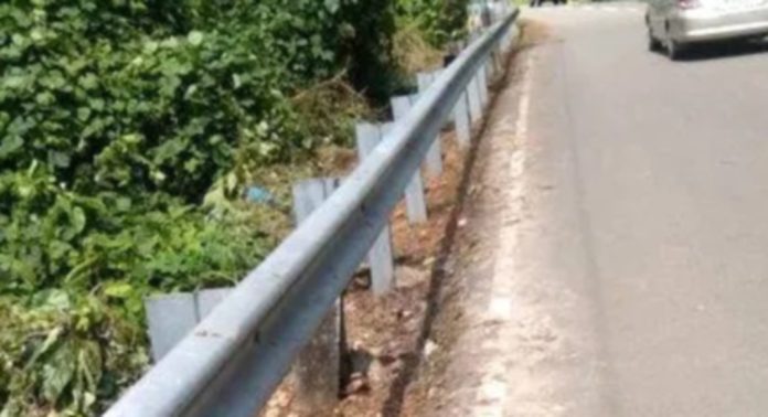പൂങ്കാവ് – പ്രമാടം റോഡിലെ പൊന്തക്കാട് തെളിച്ചു തുടങ്ങി പൂങ്കാവ് – പ്രമാടം റോഡിലെ പൊന്തക്കാട് തെളിച്ചു തുടങ്ങി