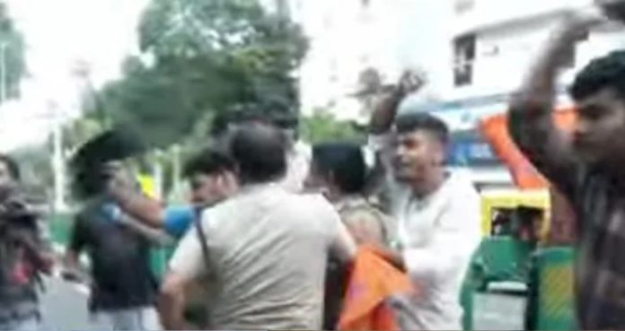 തിരുവനന്തപുരത്ത് മന്ത്രി ശിവൻകുട്ടിക്ക് നേരെ കരിങ്കൊടികാട്ടി എബിവിപി പ്രവർത്തകർ തിരുവനന്തപുരത്ത് മന്ത്രി ശിവൻകുട്ടിക്ക് നേരെ കരിങ്കൊടികാട്ടി എബിവിപി പ്രവർത്തകർ