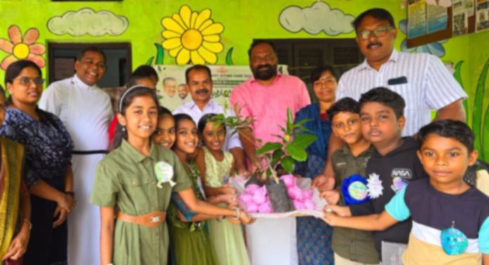 നാടിനെ ഫല വൃക്ഷ സമൃദ്ധമാക്കാൻ വിത്തുണ്ടകളുമായി എണ്ണൂറാം വയൽ സി എം എസ് സ്കൂൾ നാടിനെ ഫല വൃക്ഷ സമൃദ്ധമാക്കാൻ വിത്തുണ്ടകളുമായി എണ്ണൂറാം വയൽ സി എം എസ് സ്കൂൾ