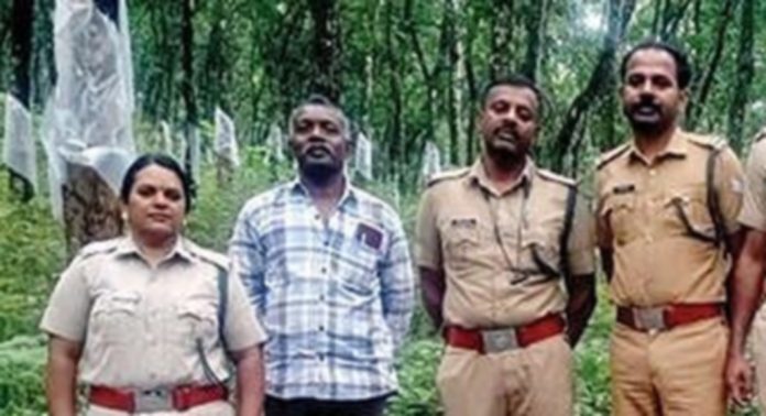 വടശ്ശേരിക്കര പഞ്ചായത്തിൽ കാട്ടാനശല്യം തടയുന്നതിനായി വനപാലകസംഘം സ്ഥലത്ത് ക്യാമ്പ് തുടങ്ങി വടശ്ശേരിക്കര പഞ്ചായത്തിൽ കാട്ടാനശല്യം തടയുന്നതിനായി വനപാലകസംഘം സ്ഥലത്ത് ക്യാമ്പ് തുടങ്ങി