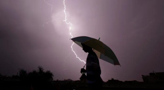 ഉത്തര്പ്രദേശിലെ 14 ജില്ലകളിലായി രണ്ടുദിവസത്തിനിടെ ഇടിമിന്നലേറ്റ് മരിച്ചത് 25 പേർ ഉത്തര്പ്രദേശിലെ 14 ജില്ലകളിലായി രണ്ടുദിവസത്തിനിടെ ഇടിമിന്നലേറ്റ് മരിച്ചത് 25 പേർ