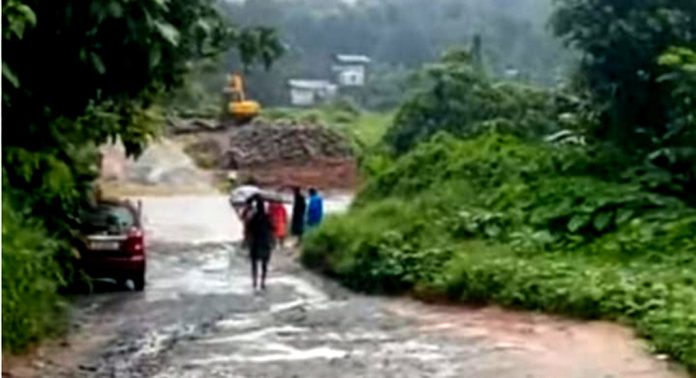 കനത്തമഴയില് പമ്പാനദിയിലെ ജലനിരപ്പ് ഉയർന്നു ; പുതമണ് താത്കാലിക പാലത്തില് വെള്ളം കയറി കനത്തമഴയില് പമ്പാനദിയിലെ ജലനിരപ്പ് ഉയർന്നു ; പുതമണ് താത്കാലിക പാലത്തില് വെള്ളം കയറി