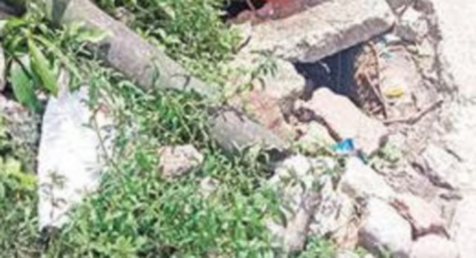 ആലപ്പുഴ കെഎസ്ആർടിസി സ്റ്റാൻഡിലേക്കു പോകുന്ന റോഡിലെ അപകടക്കുഴികള് യാത്രക്കാരെ വലയ്ക്കുന്നു ആലപ്പുഴ കെഎസ്ആർടിസി സ്റ്റാൻഡിലേക്കു പോകുന്ന റോഡിലെ അപകടക്കുഴികള് യാത്രക്കാരെ വലയ്ക്കുന്നു