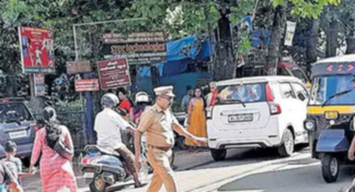 കടമ്പനാട് കവലയിൽ മതിയായ ഗതാഗത സുരക്ഷയില്ല കടമ്പനാട് കവലയിൽ മതിയായ ഗതാഗത സുരക്ഷയില്ല